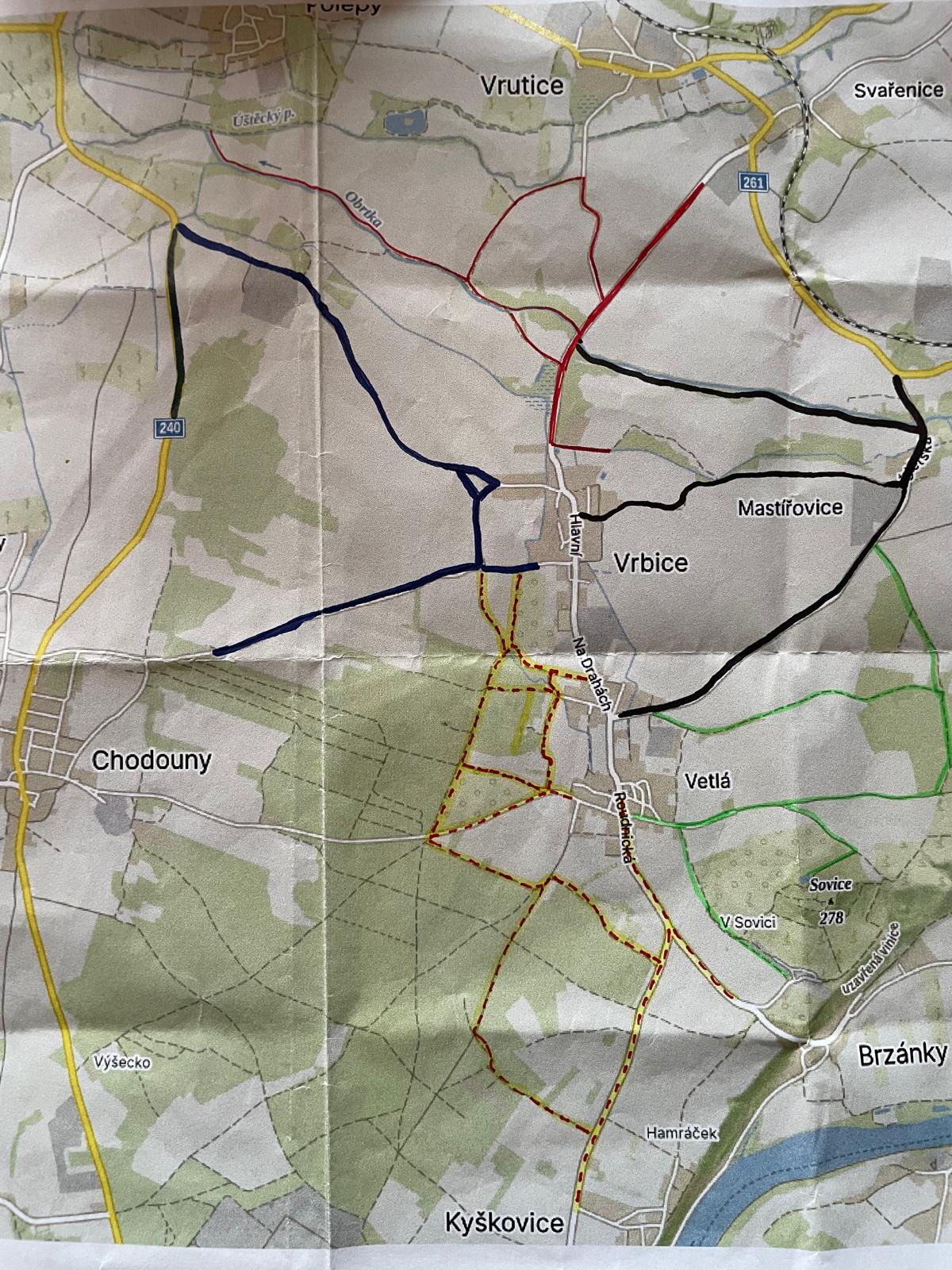 Trasy sběru vyznačeny modře, červeně, černě, zeleně a žlutě s červeným šrafováním